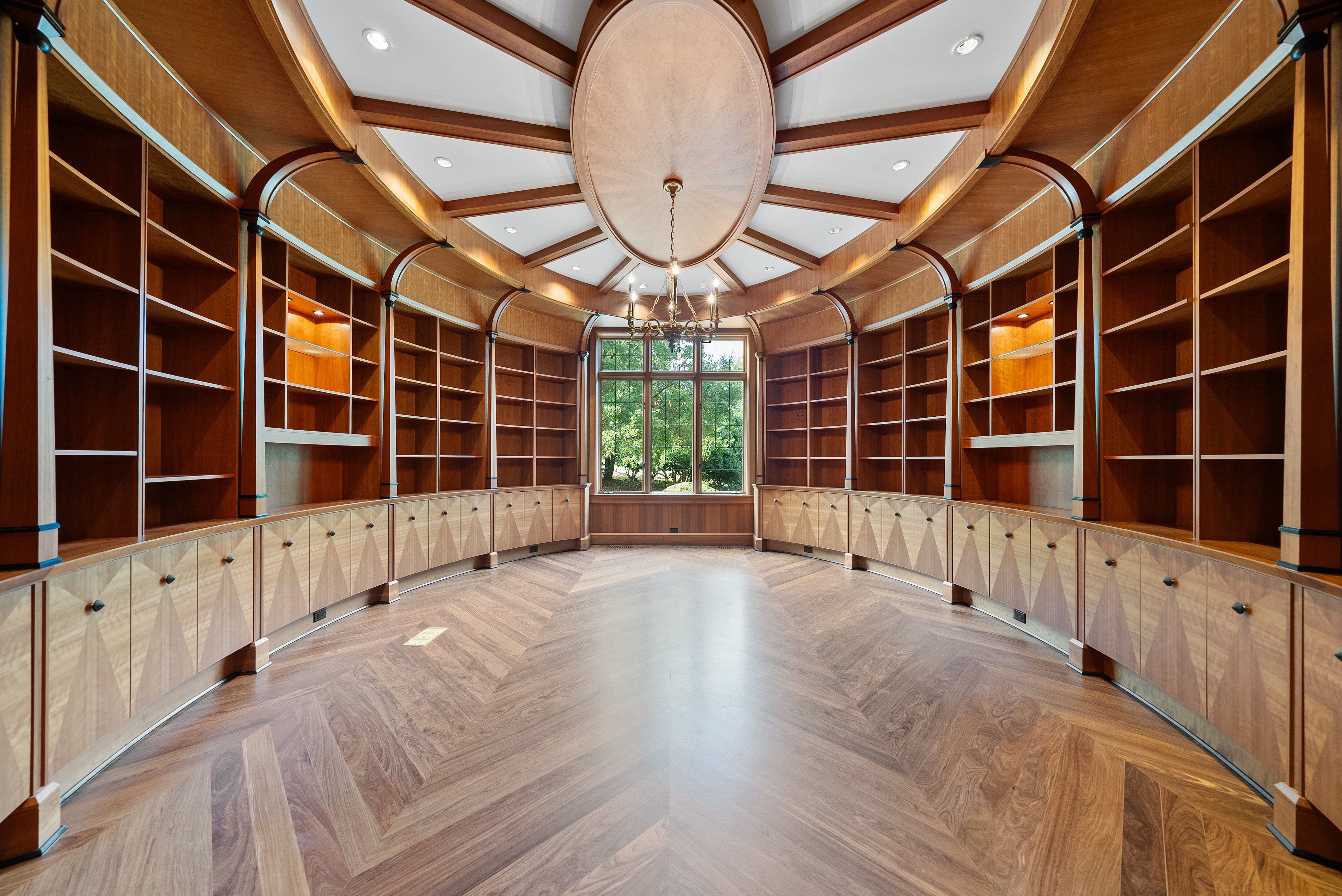 Closet, lounge, or study area with large windows and built-in shelfs